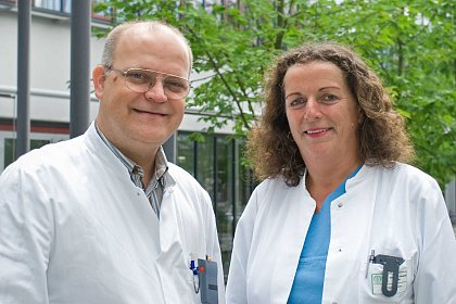 Dr. Cerrie Scheler (komm. Direktorin Universittsklinik und Poliklinik fr Geburtshilfe) sowie OA Dr. Timm Bredehorn-Mayr (Universittsklinik und Poliklinik fr Augenheilkunde) haben ihre Abschlusszeugnisse erhalten.
Foto: Universittsklinikum Halle (Saale)