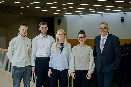 Das MER-Team 2025/2026 (v.l.n.r.): Benjamin Sippel, Ronny Karch, Frieda Festag, Felicia Steffen, Prof. Dr. Henning Rosenau